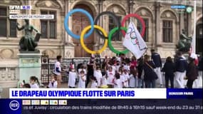 JO de Paris 2024: le drapeau olympique hissé sur le parvis de la mairie