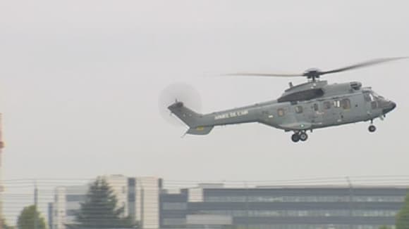 L'hélicoptère transportant les quatre ex-otages se pose à Villacoublay. L'hélicoptère transportant les quatre ex-otages se pose à Villacoublay.