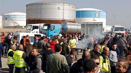 Blocage de la raffinerie de DPF à Fos-sur-Mer, près de Marseille, jeudi. Les salariés des 12 raffineries françaises sont en grève vendredi, selon des représentants des syndicats CGT et CFDT. /Photo prise le 14 octobre 2010/REUTERS/Jean-Paul Pélissier