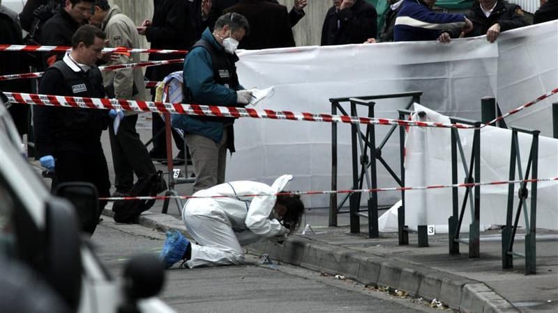 Enquêteurs et policiers devant l'école juive Ozar Hatorah, à Toulouse, où trois enfants et un adulte ont été tués lundi. Le mouvement islamiste des Jund al Khilafah (Soldats du Califat) revendique la tuerie de Toulouse imputée à Mohamed Merah, dans un com