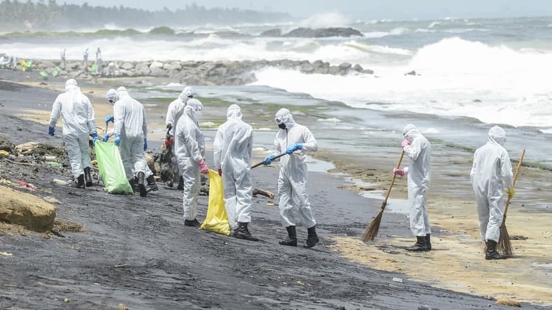 La marine sri-lankaise s'attelle à nettoyer les plages polluées par des tonnes de granulés plastiques mélangés à du pétrole brûlé et autres débris rejetés par la mer en provenance du navire en feu. 