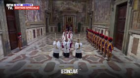 Conclave: les cardinaux entrent en procession dans la chapelle Sixtine