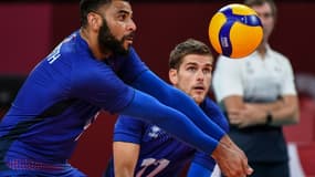 Les Français Earvin Ngapeth (g) et Trévor Clévenot contre la Pologne en quart de finale du tournoi de volley-ball des JO de Tokyo, le 3 août 2021 