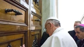 Le Vatican a fermement rejeté vendredi les accusations selon lesquelles le pape François serait resté silencieux face aux violations des droits de l'homme en Argentine durant la "sale guerre" menée par la dictature militaire (1976-1983). /Photo prise le 1