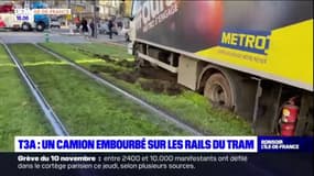 Paris: un camion s'embourbe sur les rails du tramway