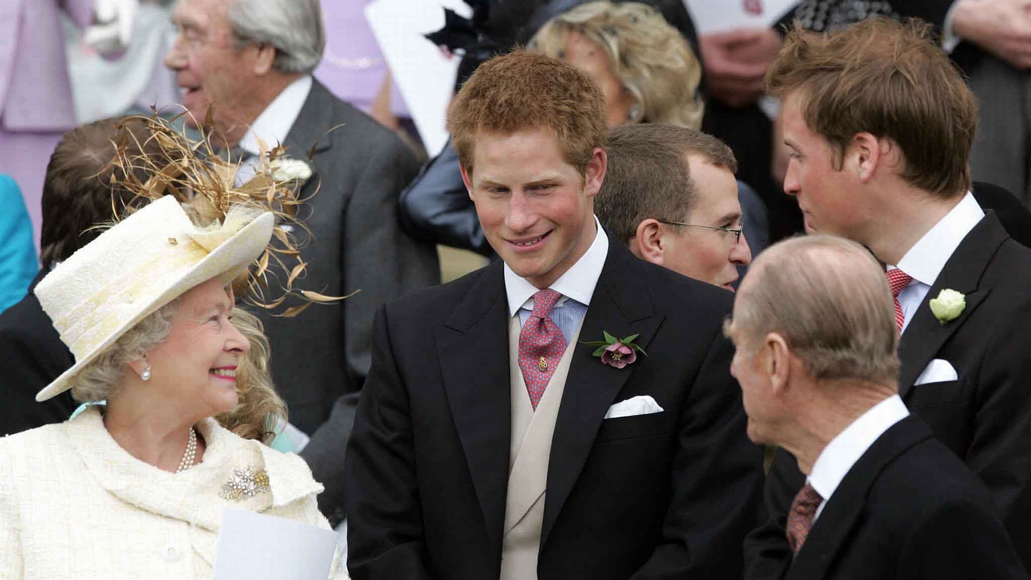 Harry, William, la reine Philip en 2005. Harry, William, la reine Philip en 2005.
