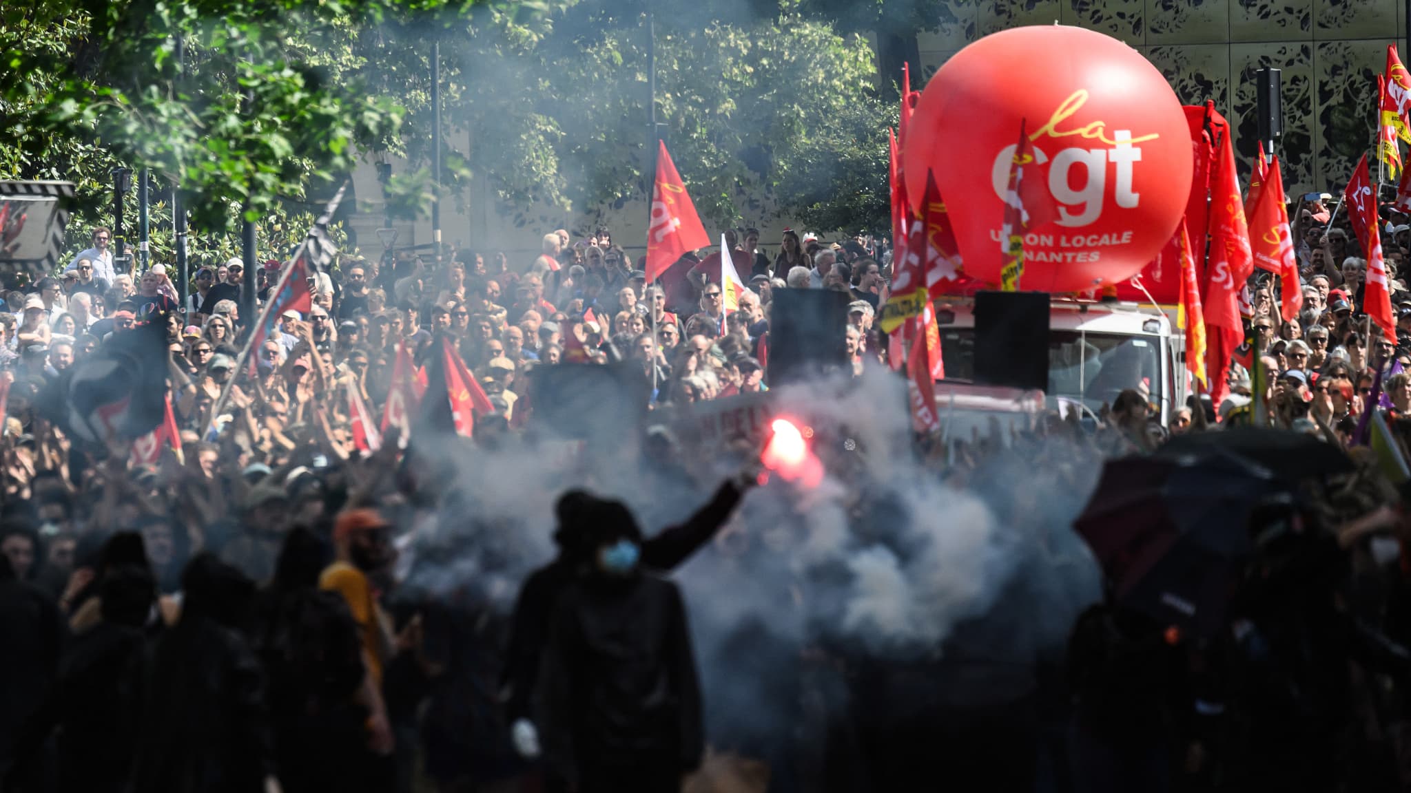 La manifestation du 1er-Mai à Paris près de la place de la République
