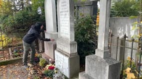 Aurélia, fondatrice des Gardiens des souvenirs, une entreprise alsacienne de rénovation des tombes, dans le cimetière de Mulhouse en octobre 2023.