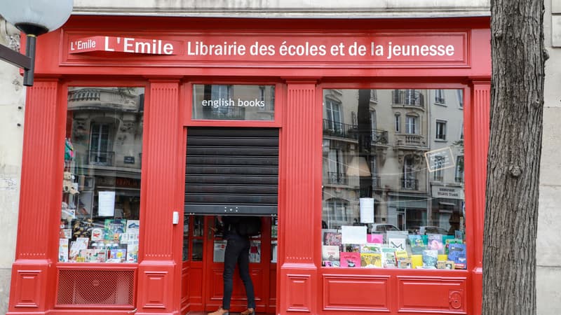 Une librairie à Paris baisse le rideau le 11 mai 2020.