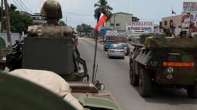 Patrouille française à Abidjan. La France a envoyé 150 soldats supplémentaires en Côte d'Ivoire pour protéger les civils, portant à quelque 1.650 hommes l'effectif de sa force Licorne sur place. /Photo prise le 2 avril 2011/ REUTERS/ECPAD/SCH Blanchet