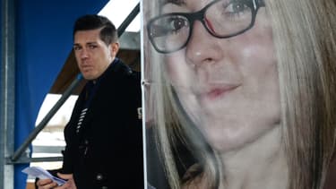 Jonathann Daval devant le portrait d'Alexia Daval durant une marche silencieuse en l'honneur de celle-ci, le 5 novembre 2017.