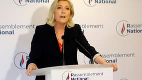 La présidente du RN Marine Le Pen s'adresse à la pesse le 27 juin 2021 après les résultats des élections régionales, à Nanterre