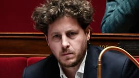 Le député français écologiste Julien Bayou assiste à une séance de questions au gouvernement à l’Assemblée nationale française à Paris, le 27 février 2024. 