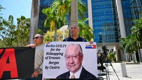 Des manifestants réclamant la peine de prison maximal pour Victor Manuel Rocha, le 12 avril 2024 à Miami (États-Unis) 