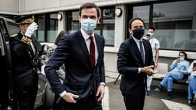 Le ministre de la Santé Olivier Véran et le secrétaire d'Etat à la Transition numérique Cédric O, arrivant le 22 février 2021 à l'hôpital de Villefranche-sur-Saône, victime d'une cyberattaque il y a une semaine