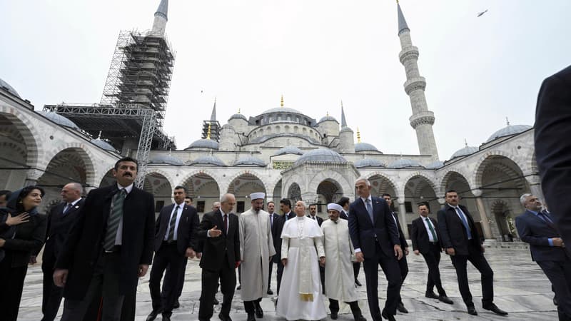 Le pape Léon XIV visite la Mosquée bleue d'Istanbul pour son premier déplacement à l'étranger