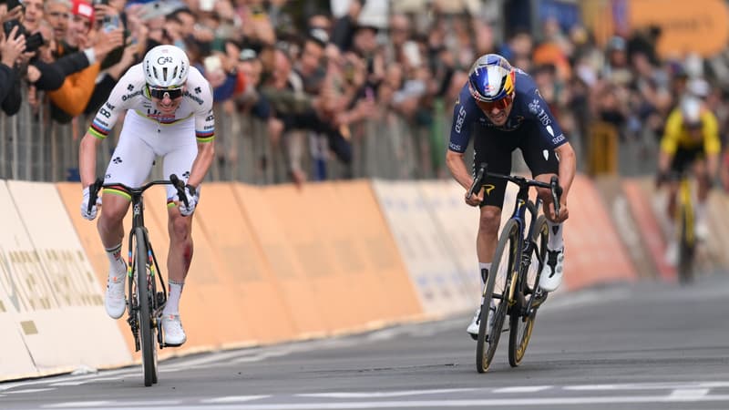 Tadej Pogacar et Tom Pidcock au sprint lors de Milan San Remo le 21 mars 2026 2257099