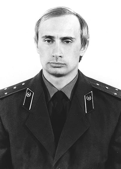 Vladimir Poutine en uniforme du KGB. 