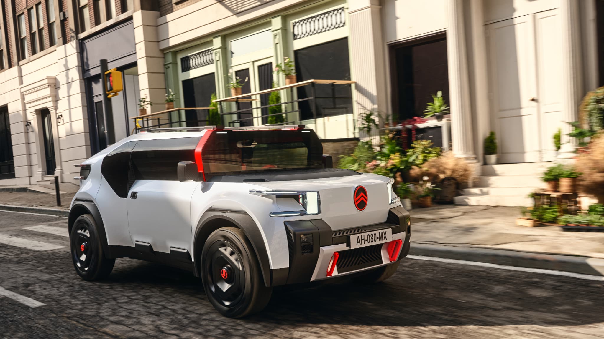 Le concept Citroën Oli ne pèse qu'une tonne sur la place, un poids plume quand on parle de voiture récente et électrique. Le concept Citroën Oli ne pèse qu'une tonne sur la place, un poids plume quand on parle de voiture récente et électrique.