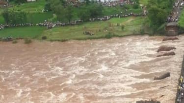 Le pont emporté par une rivière en crue à 100 km au sud de Bombay