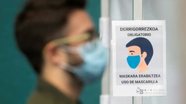 Une affiche indiquant le port du masque obligatoire dans un bureau de vote de Ordizia, le 12 juillet 2020 jour d'élections régionales au pays basque espagnol
