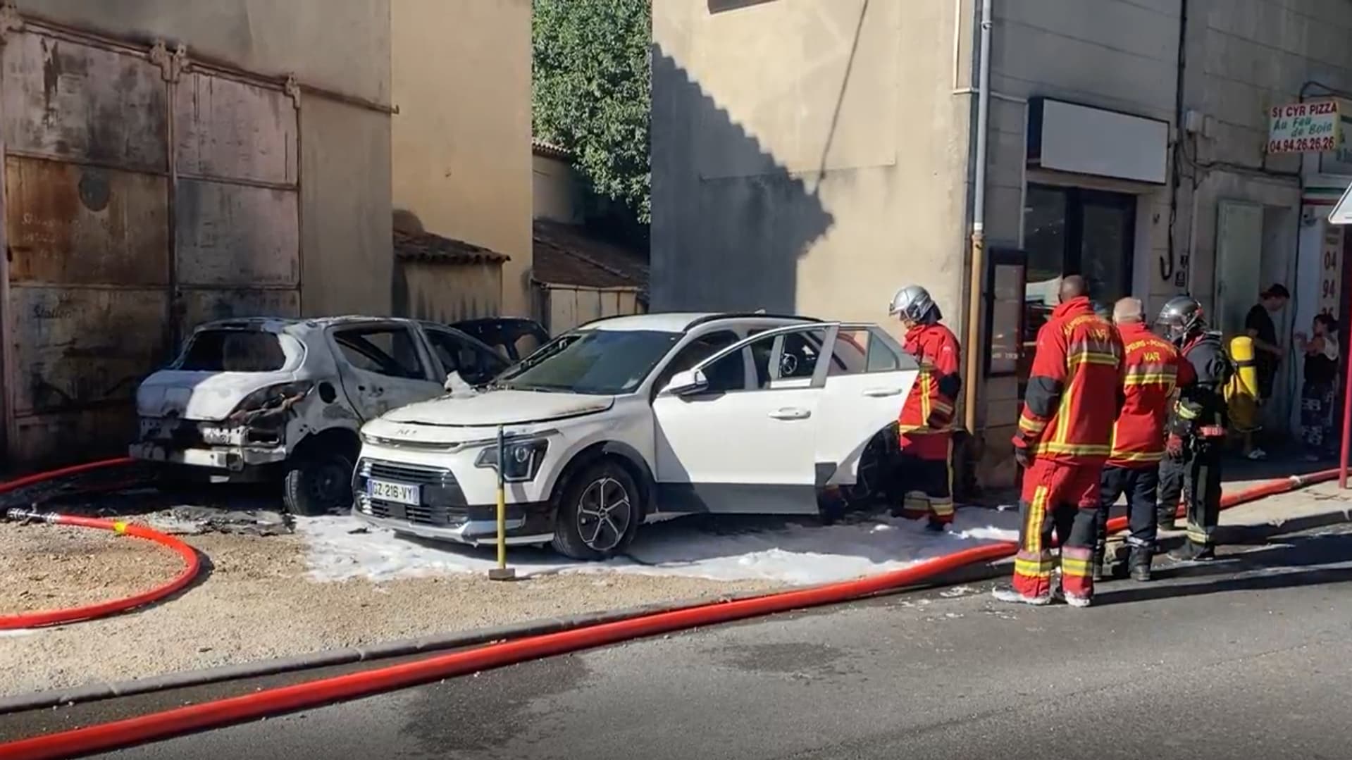 Un autre véhicule, garé à côté de la voiture, a été touché par l'explosion.