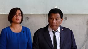 Sara Duterte (g) et son père Rodrigo Duterte (d) en septembre 2018. 