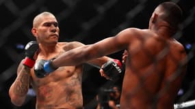 Alex Pereira face à Jamahal Hill lors de l'UFC 300 à Las Vegas le 13 avril 2024 