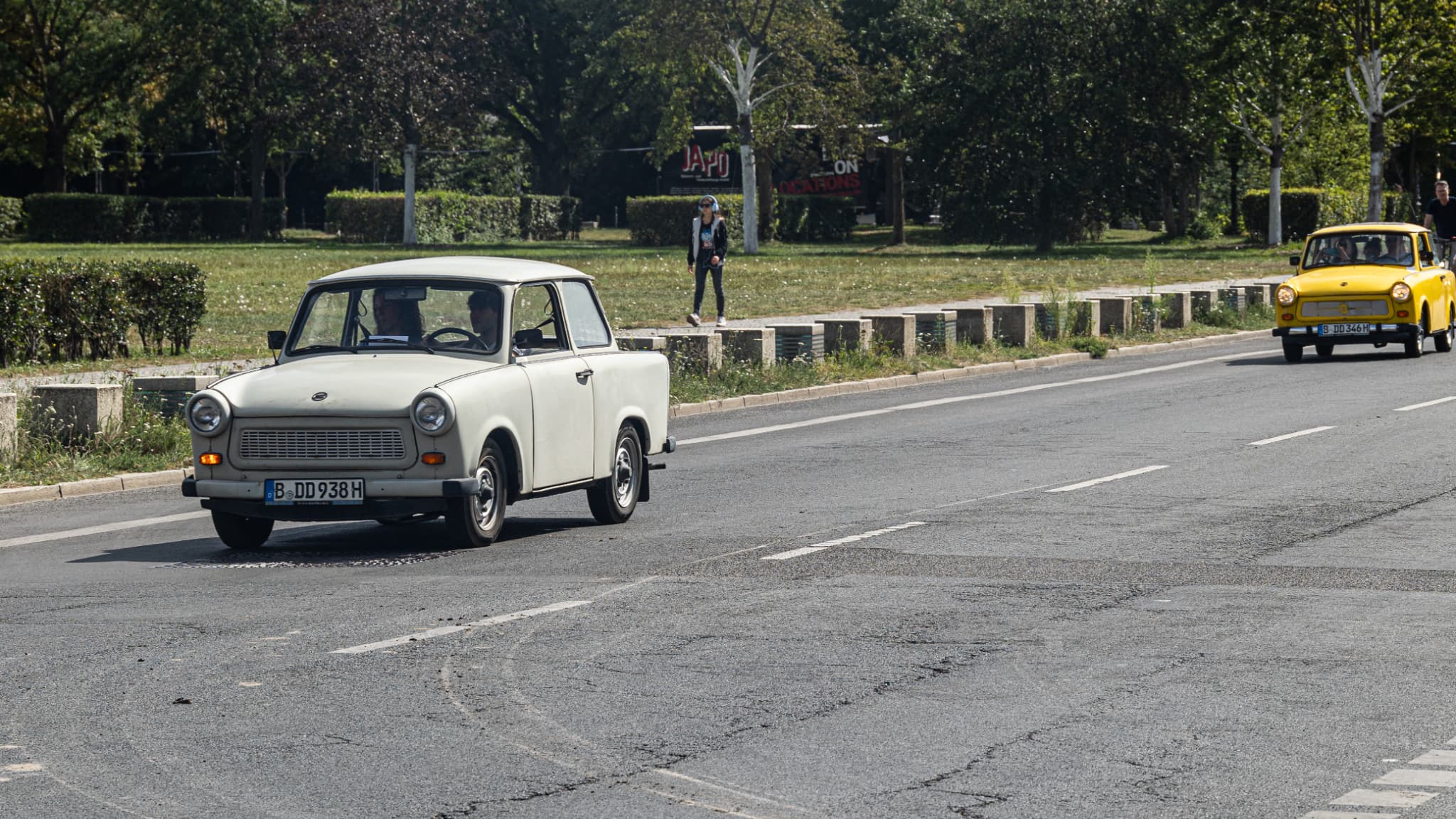 "UNE TONDEUSE AVEC UN TOIT": 35 ANS APRÈS LA CHUTE DU MUR DE BERLIN, LA MYTHIQUE TRABANT DE L'EX-RDA S'OFFRE UNE SECONDE JEUNESSE