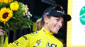 Pauline Ferrand-Prévot avec le maillot jaune, le 3 aout 2025. 