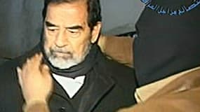 Extrait d'une vidéo montrant Saddam Hussein quelques instants avant sa pendaison, le 30 décembre 2006. - 