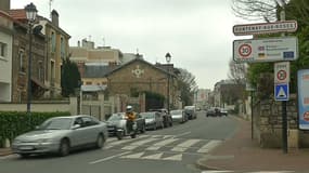 Panneau de limitation à 30km/h, à l'entrée de la ville de Fontenay-aux-Roses, dans les Hauts-de-Seine.