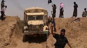 Image tirée du comte Twitter Al-Baraka en juin 2014 et montrant  un groupe de militants jihadistes de l'Etat islamique, en Syrie.