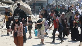 Des civils palestiniens quittent les quartiers est de Khan Younès, dans le sud de la bande de Gaza, après les ordres d'évacuation de l'armée israélienne, le 22 juillet 2024