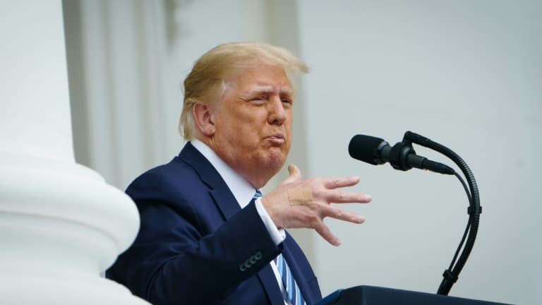 Le président américain Donald Trump s'adresse à ses partisans depuis le balcon de la Maison Blanche, le 10 octobre 2020 à Washington