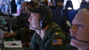 La marine américaine assiste un avion survolant la zone de recherche du Boeing de la Malaysia Airlines, le 24 mars.
