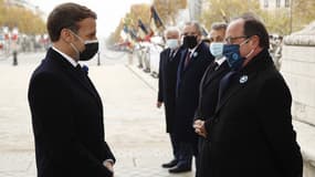 Emmanuel Macron et François Hollande à Paris sous l'Arc de Triomphe, le 11 novembre 2020