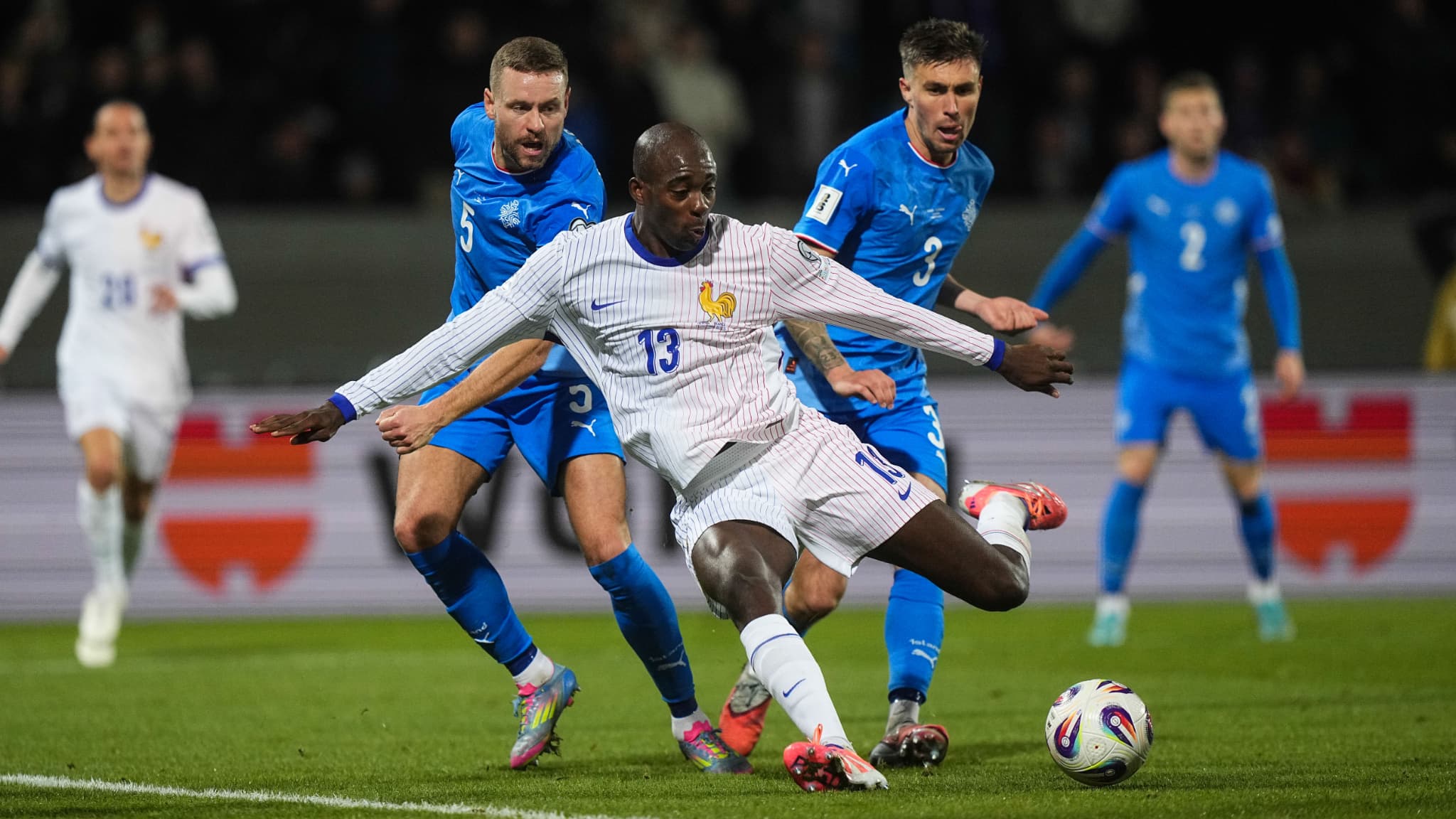 MATETA S'EST RÉVEILLÉ, THAUVIN A TENTÉ, KOUNDÉ S'EST MANQUÉ: LES NOTES DES BLEUS APRÈS ISLANDE-FRANCE