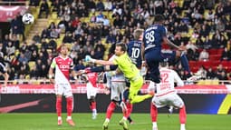 Lukas Hradecky face à Lyon lors de la 17e journée de Ligue 1, le 3 janvier 2026