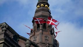 Des drapeaux danois flottent au château de Christiansborg à Copenhague, au Danemark, avant l'ouverture officielle du Parlement danois, le 6 octobre 2020. 