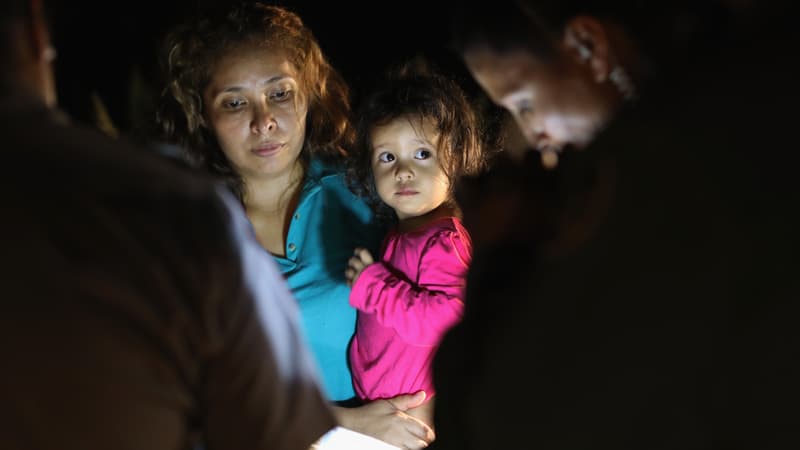 Une mère et sa fille, originaires du Honduras, à la frontière entre les Etats-Unis et le Mexique, le 12 juin 2018.