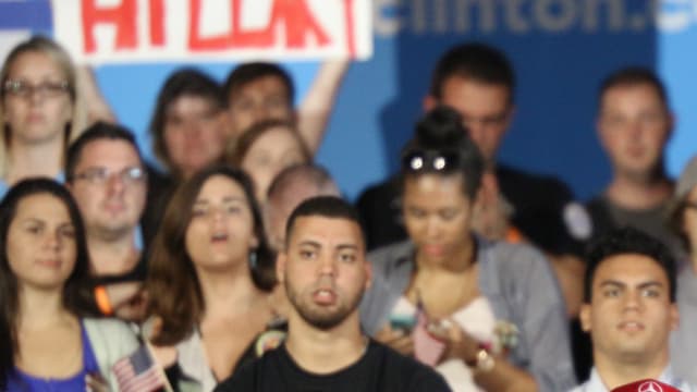 Un homme identifié comme Seddique Mateen (avec la casquette rouge), dans un meeting d'Hillary Clinton au parc Osceola Heritage à Kissimmee, en Floride, le 8 août 2016.
