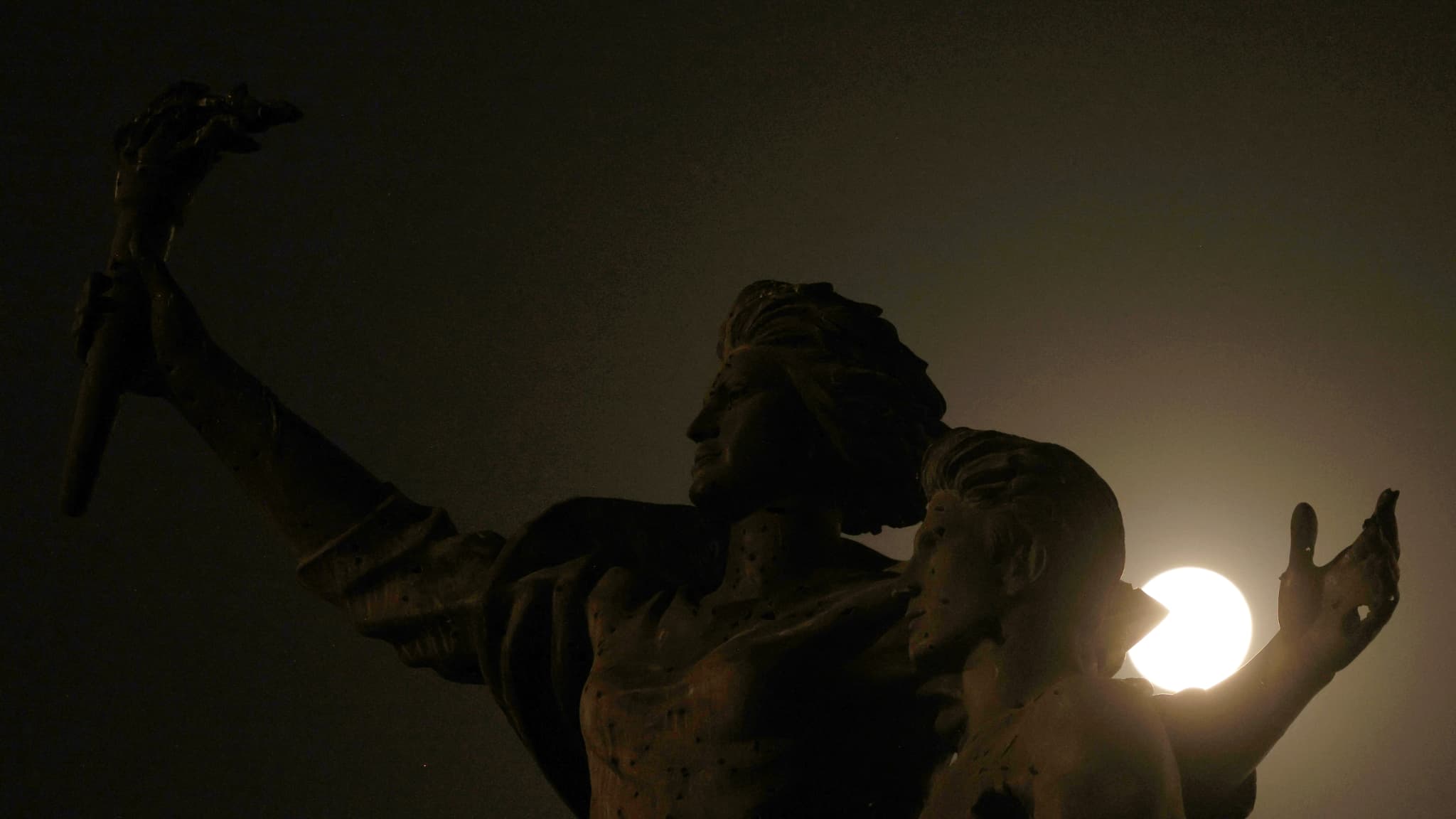 La super lune bleue se lève derrière la statue des martyrs de Beyrouth, dans la capitale libanaise, le 19 août 2024.