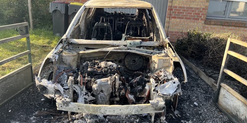 Dans la nuit du lundi 29 au mardi 30 mai, le véhicule de l'auto école du président a été incendié, comme la façade.