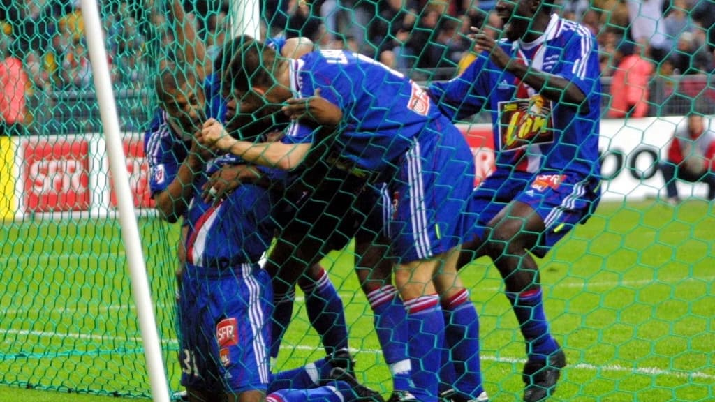 Claudio Caçapa (à genoux) coincé dans les filets et félicité par ses coéquipiers après son but en finale de la Coupe de la Ligue 2001