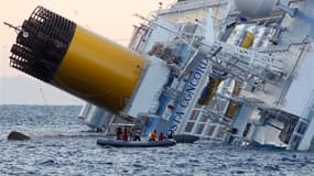 Plus de 24 heures après le naufrage du Costa Concordia au large des côtes de la Toscane, une quarantaine de personnes sont toujours portées disparues. /Photo prise le 15 janvier 2012/REUTERS/Remo Casilli