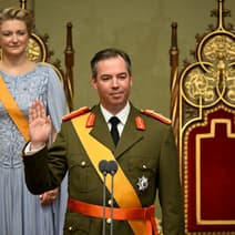 Le nouveau grand duc Guillaume (et son épouse Stéphanie), prêtant serment le 3 octobre 2025 devant la chambre des députés de Luxembourg