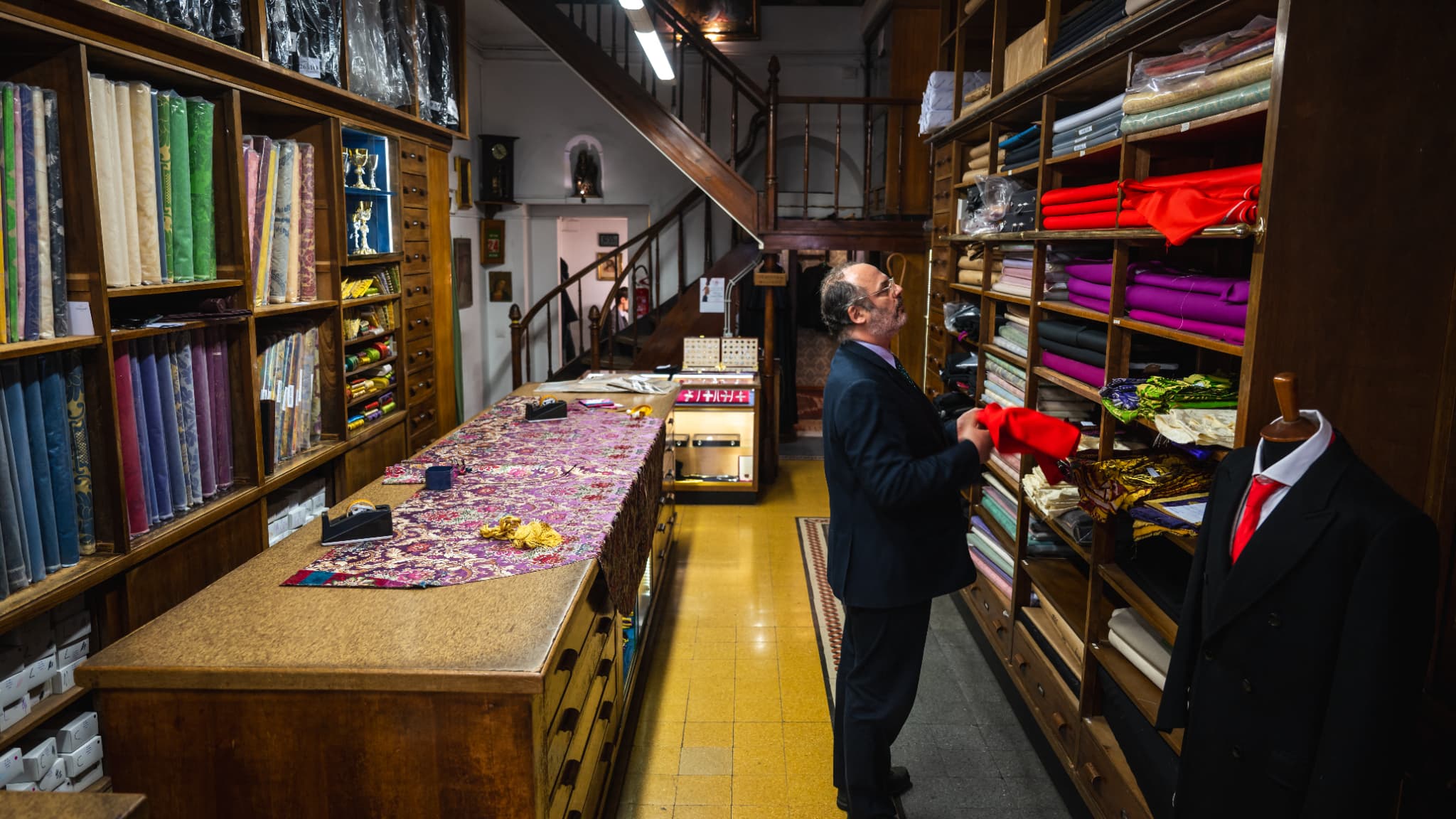 Lorenzo Gammarelli, l'un des propriétaires de l'atelier de couture Gammarelli, pose dans son atelier à Rome le 24 avril 2025.