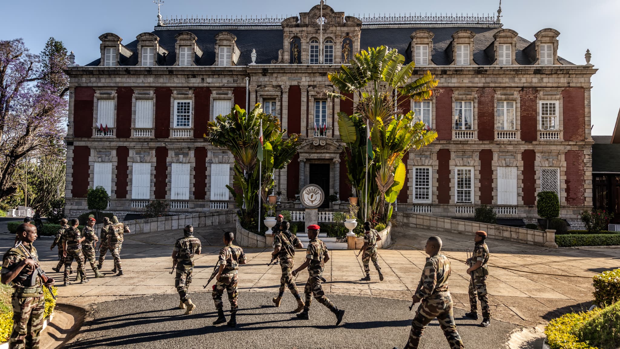 Des membres de l'unité militaire CAPSAT de Madagascar marchent vers le palais présidentiel à Antananarivo le 14 octobre 2025, avant que le colonel Michael Randrianirina n'annonce qu'ils prendront le pouvoir dans le pays. Des membres de l'unité militaire CAPSAT de Madagascar marchent vers le palais présidentiel à Antananarivo le 14 octobre 2025, avant que le colonel Michael Randrianirina n'annonce qu'ils prendront le pouvoir dans le pays.