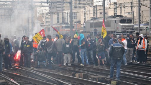 Des manifestants bloquaient la gare Montparnasse à Paris, mardi 17 juin.